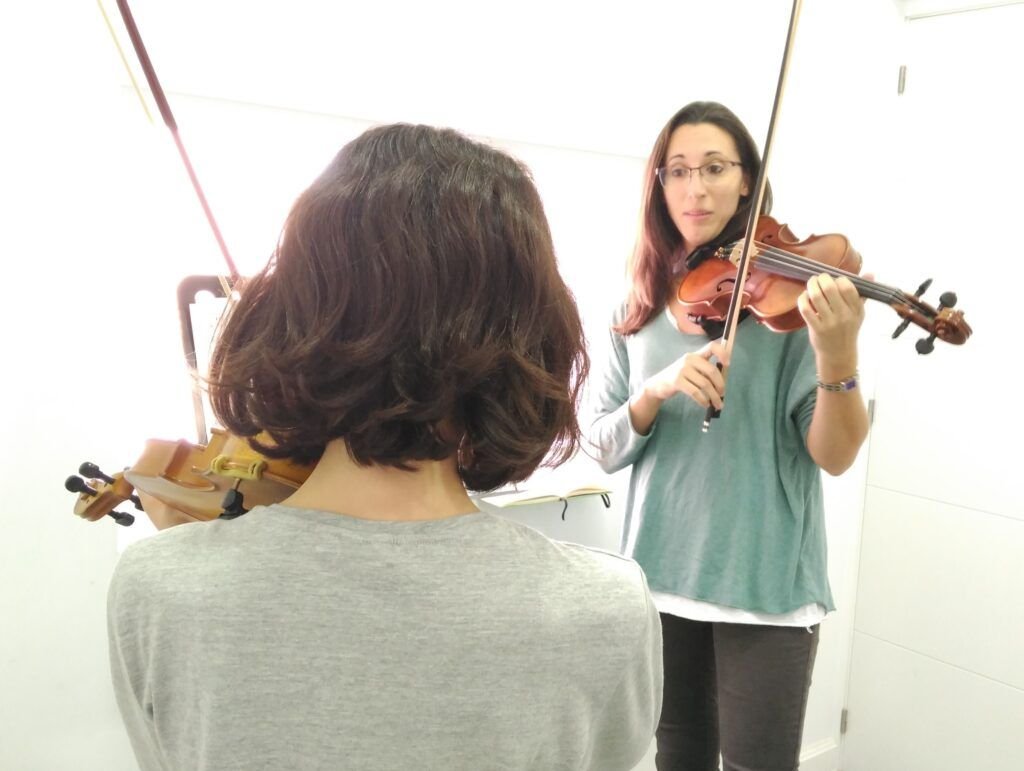 Niña aprendiendo violin - clases de musica en verano